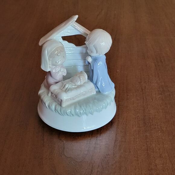 Vintage Roman Rotating Music Box Figurine Christmas Nativity Made in Japan - Picture 2 of 12